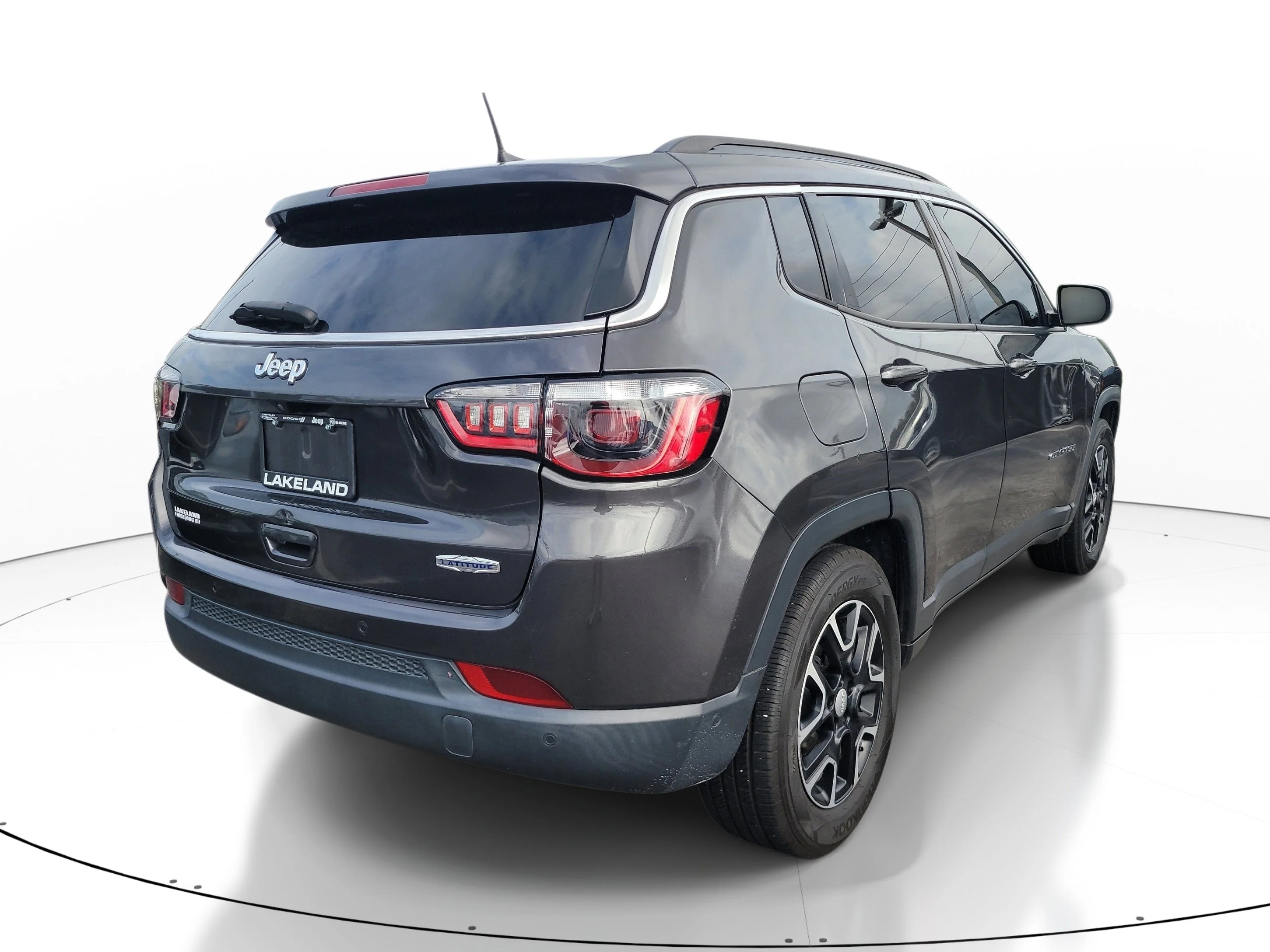 Used 2022 Granite Crystal Metallic Clearcoat Jeep Latitude image 4