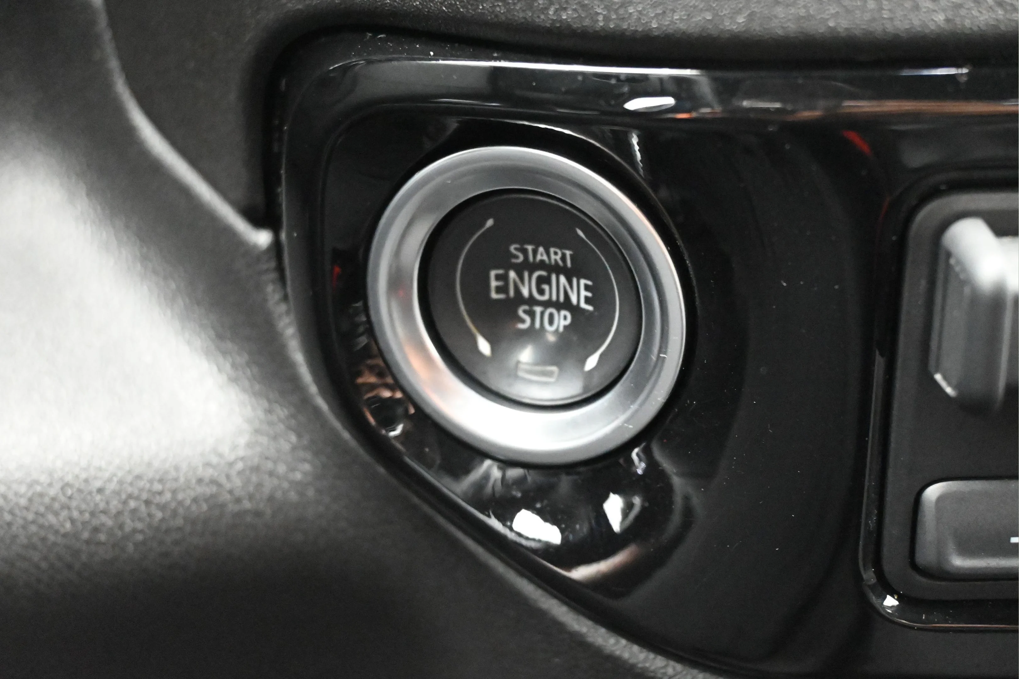 Used 2025 Summit White Chevrolet LT image 21