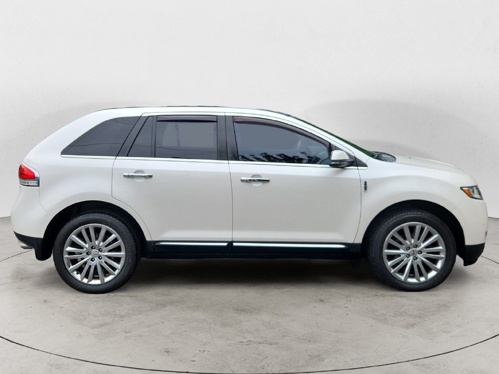 Used 2015 White Lincoln Base image 4