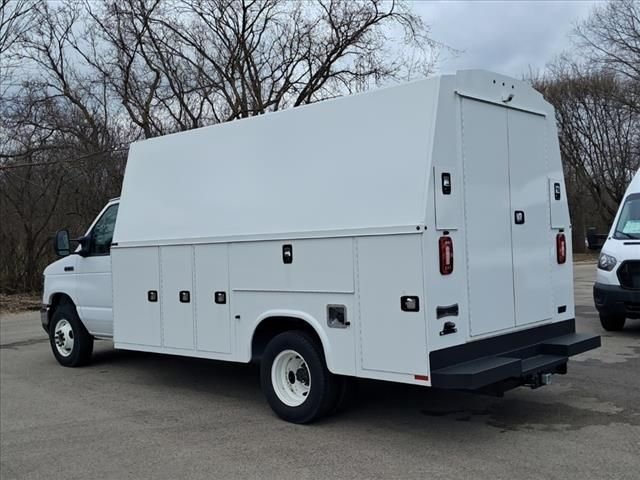 New 2025 Oxford White Ford E-350 SRW image 4