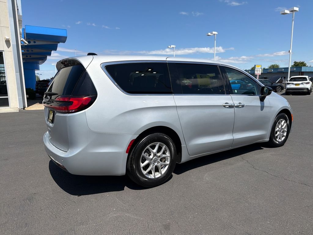 Used 2024 Silver Chrysler Touring L image 5