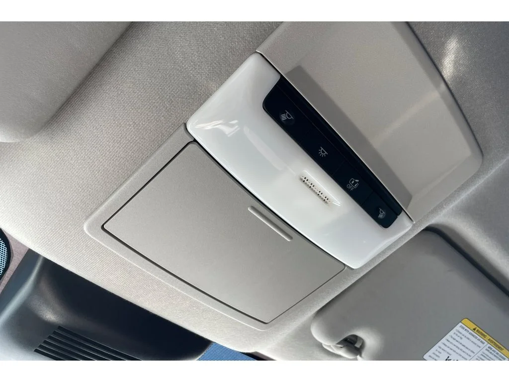 Used 2022 Aspen White TriCoat Pearl Nissan SR image 21