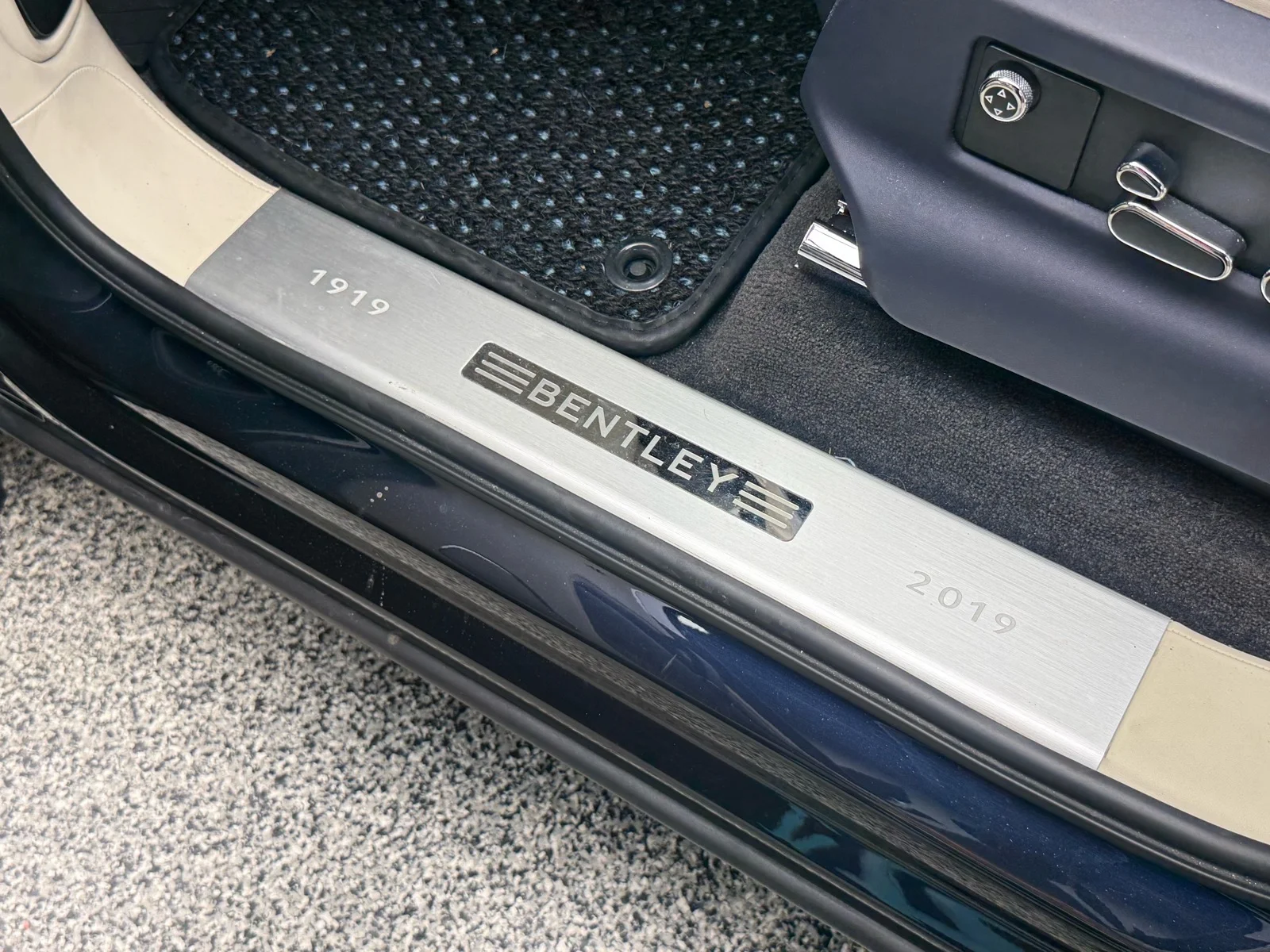 Used 2019 Dk. Blue Bentley V8 image 23