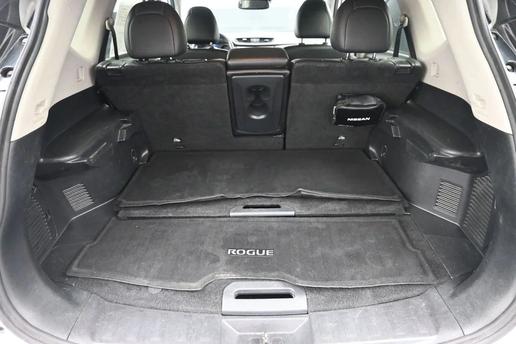 Used 2019 Silver Nissan SL image 11