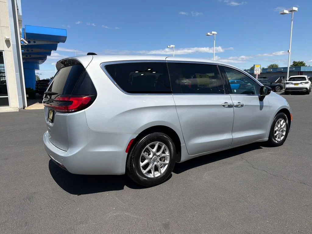 Used 2024 Silver Chrysler Touring L image 5