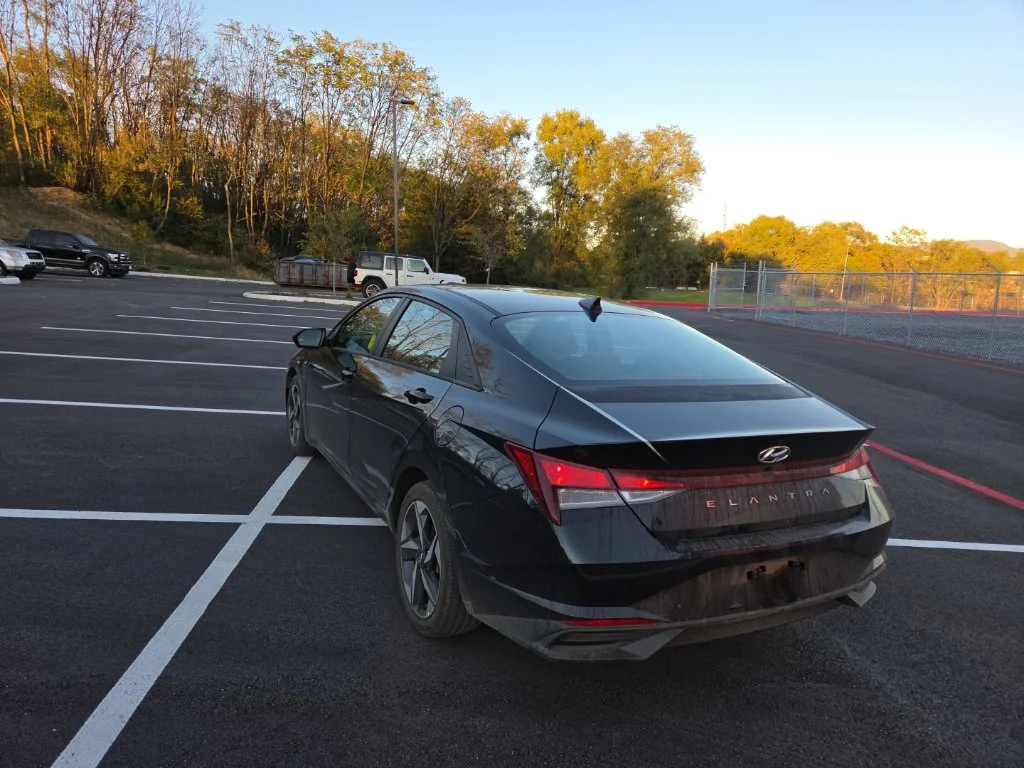 Used 2023 Black Hyundai SEL image 5