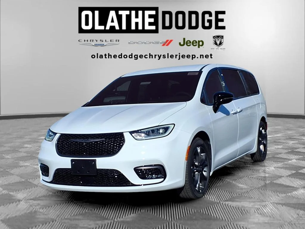 2026 Chrysler Pacifica Select's photo