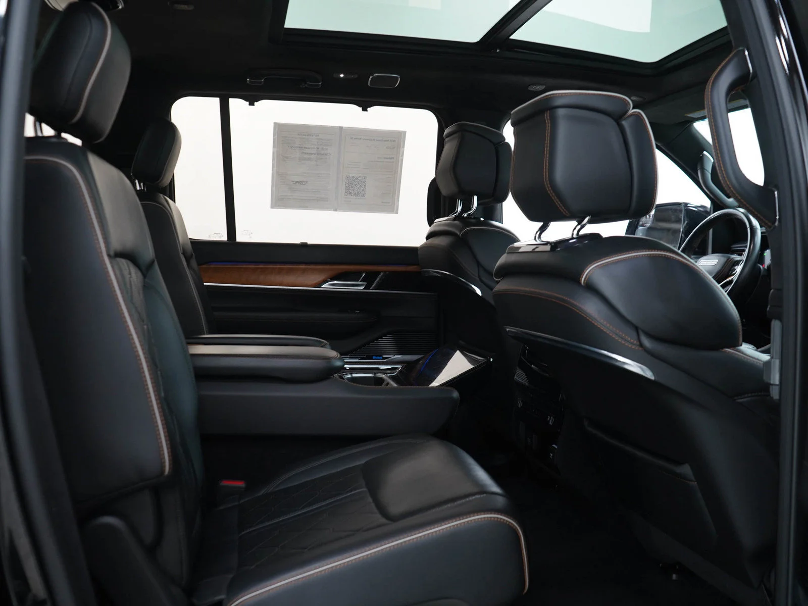 Used 2023 Diamond Black Crystal Pearlcoat Jeep Series III image 14