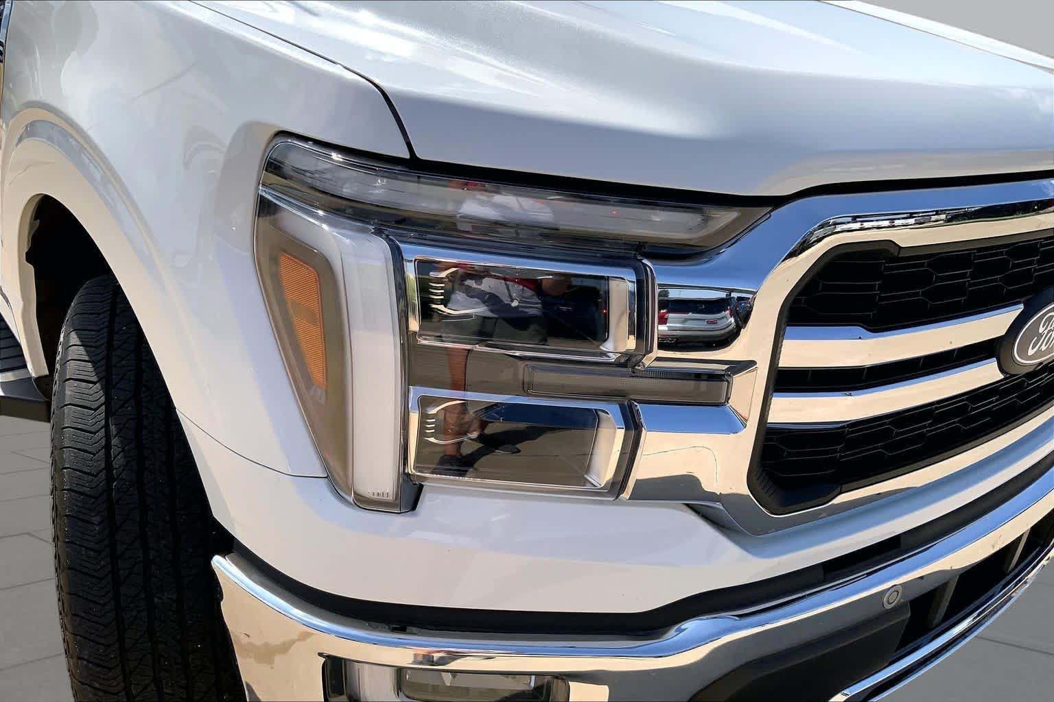 Used 2024 Star White Metallic Tri-Coat Ford LARIAT image 27