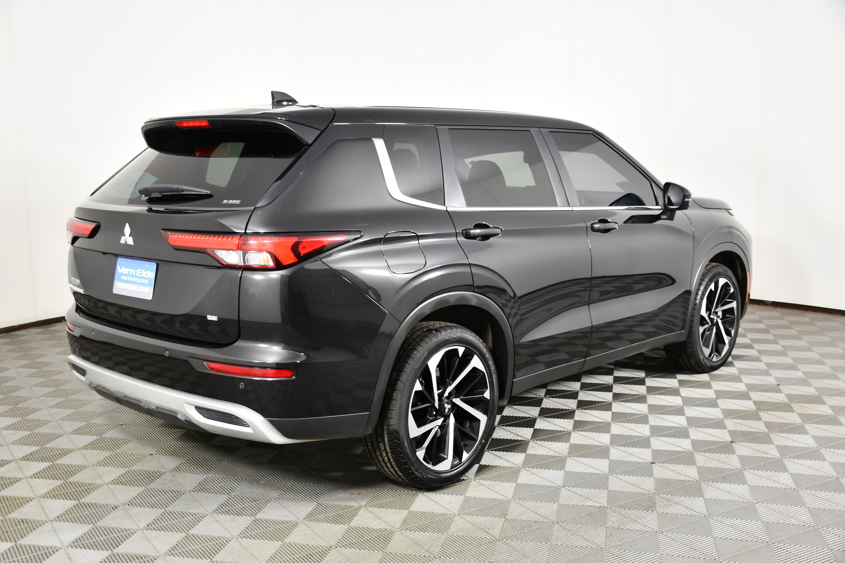 Certified Used 2024 Black Diamond Mitsubishi SE image 6