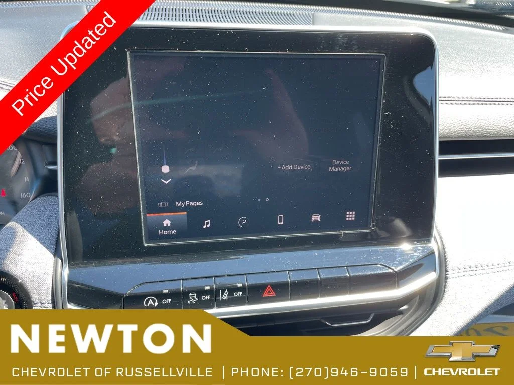 Used 2025 Bright White Clearcoat Jeep Latitude image 10