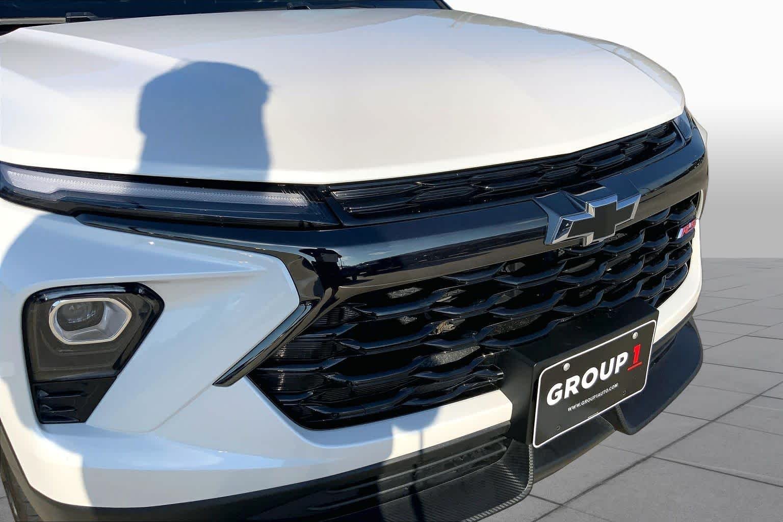 Used 2025 Iridescent Pearl Tricoat Chevrolet RS image 29