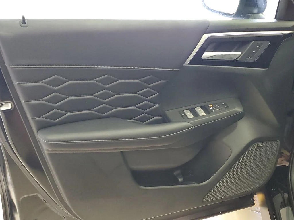 New 2026 Black Mitsubishi SEL image 20