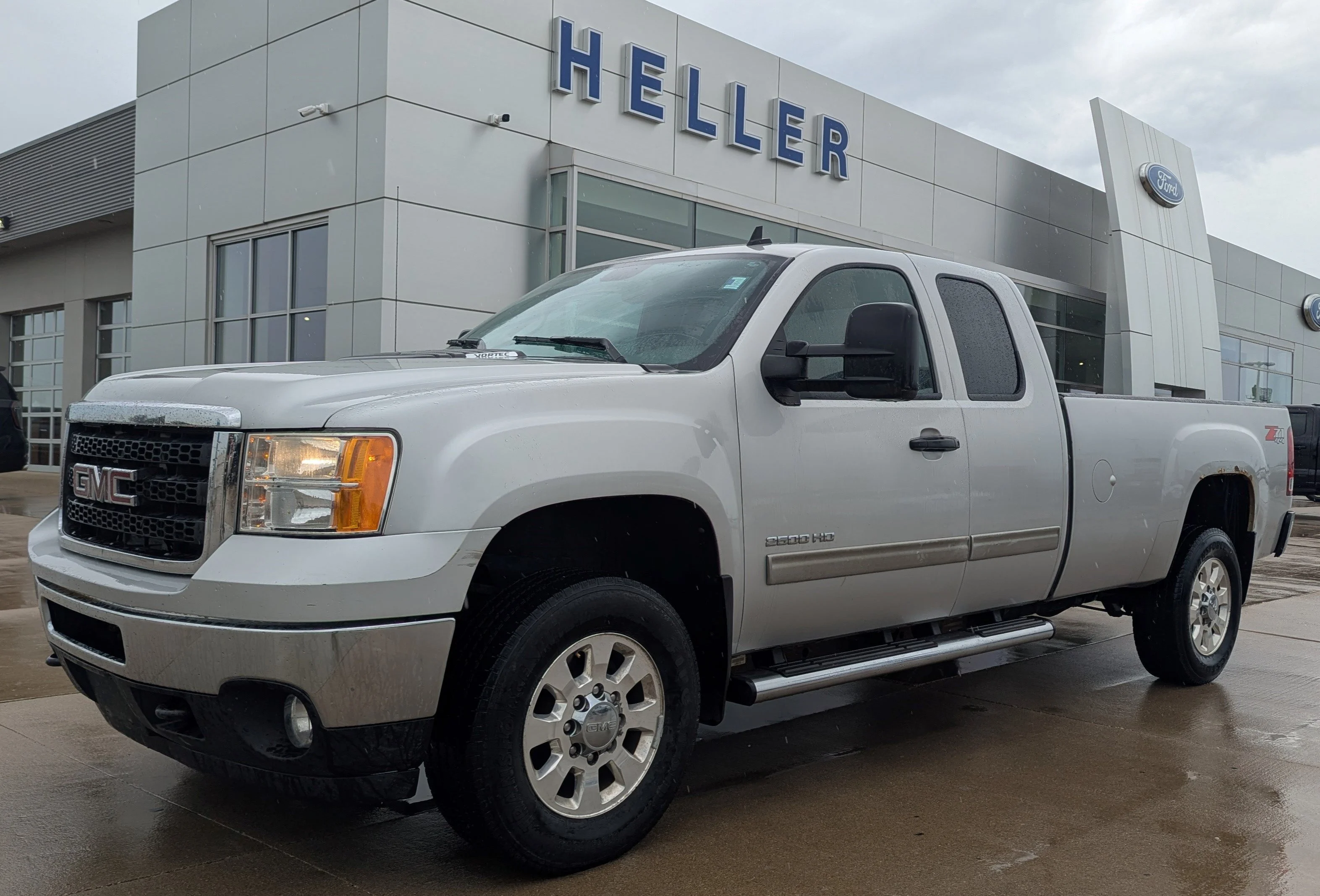 Used 2011 Pure Silver Metallic GMC SLE image 3