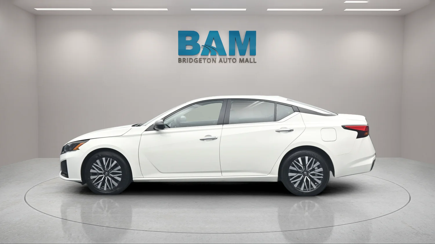 Used 2025 White Nissan 2.5 SV image 3