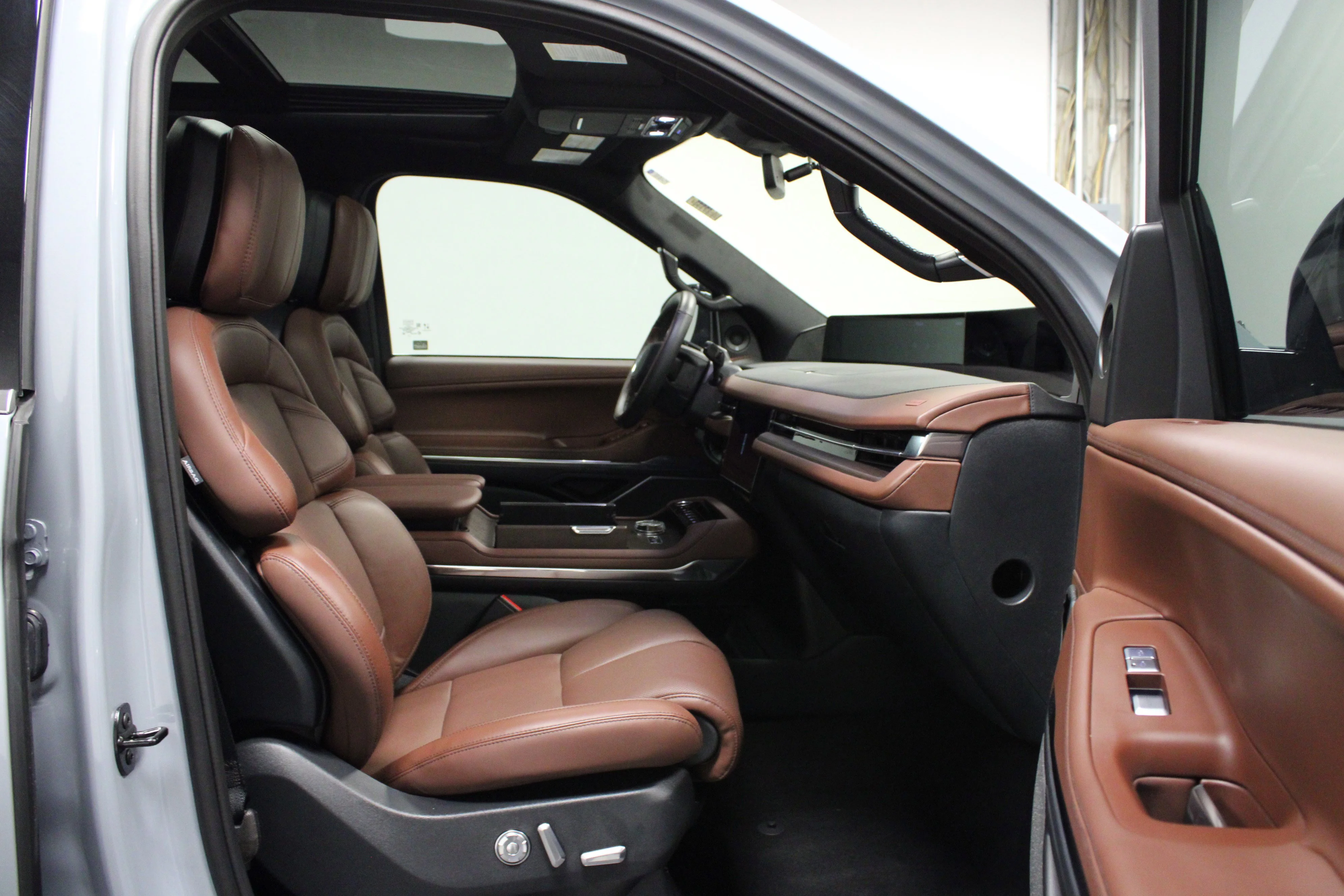 Used 2025 Gray Mist Metallic Tri-Coat Lincoln Reserve image 17
