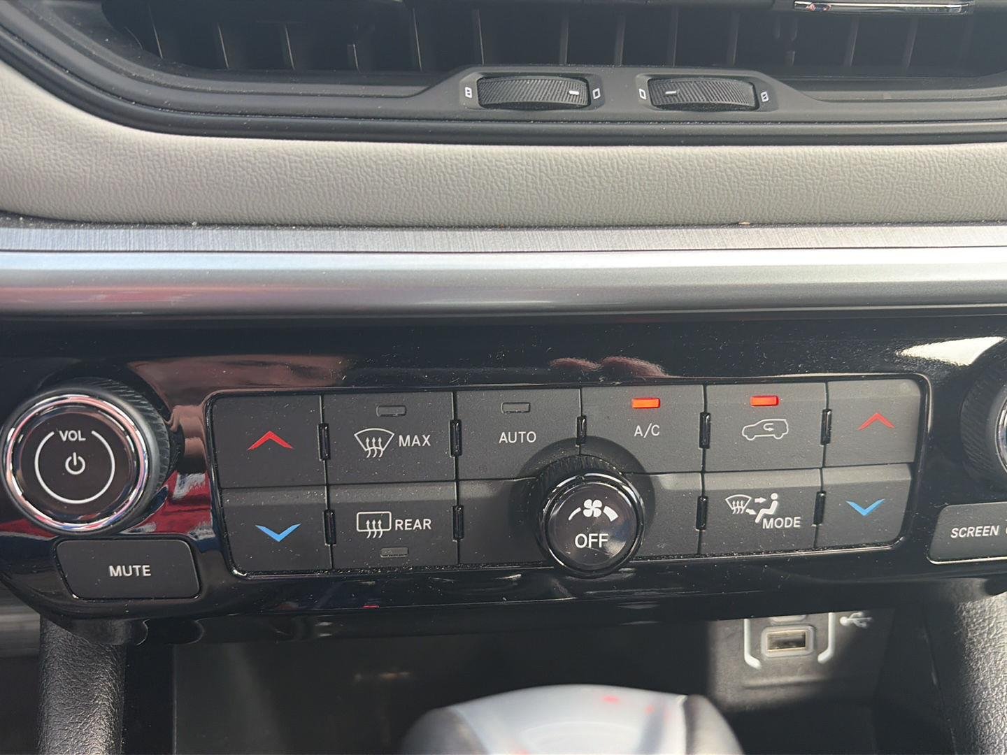 Used 2024 Red Hot Pearlcoat Jeep Limited image 13