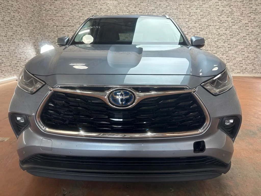 Used 2023 Moon Dust Toyota Limited image 2