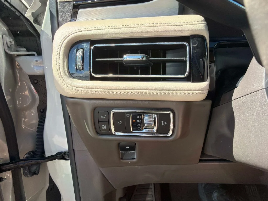 Used 2023 White Lincoln Standard image 31