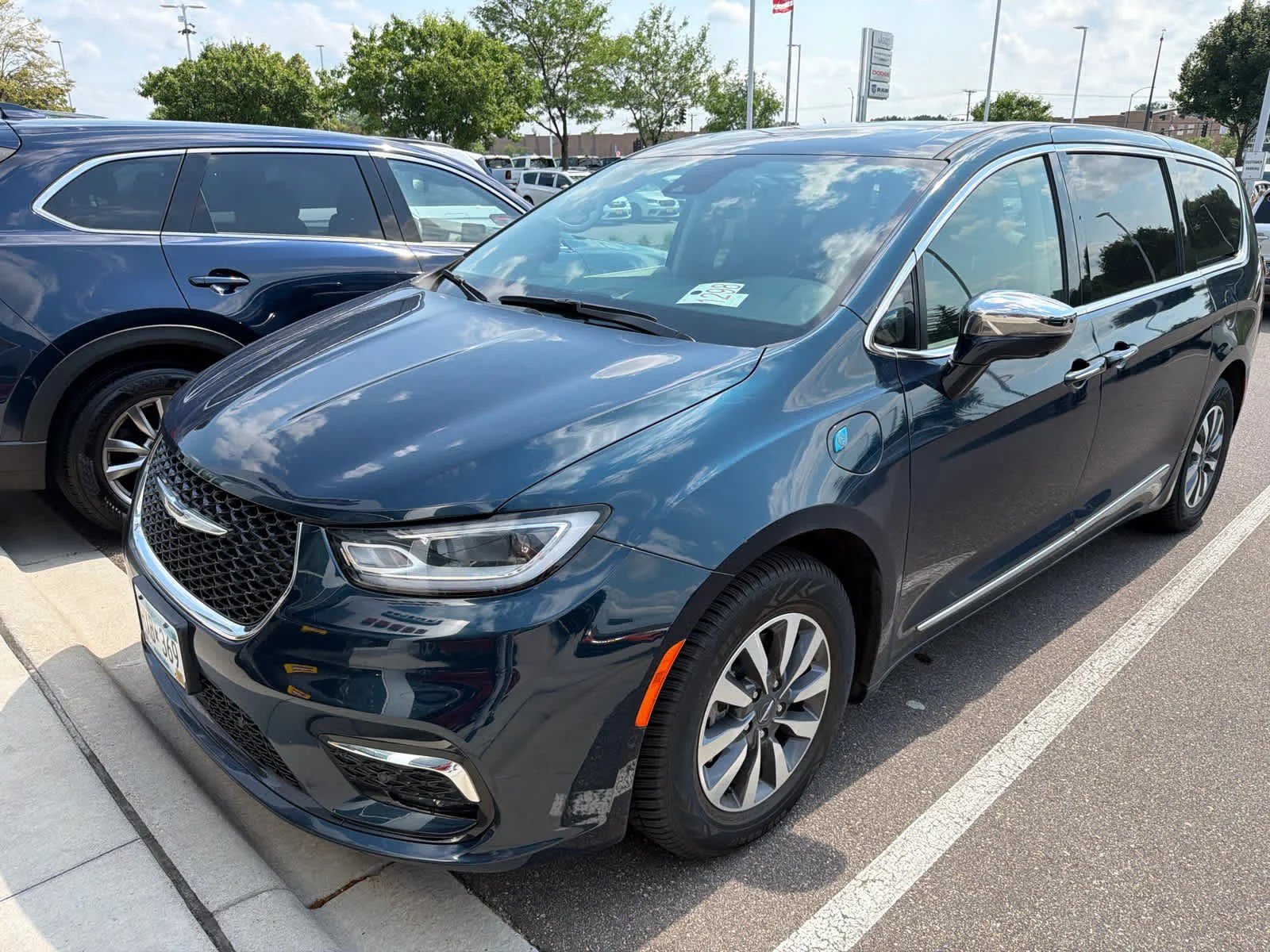 Used 2022 Chrysler Pacifica Hybrid Limited with VIN 2C4RC1S70NR119324 for sale in Brooklyn Park, Minnesota