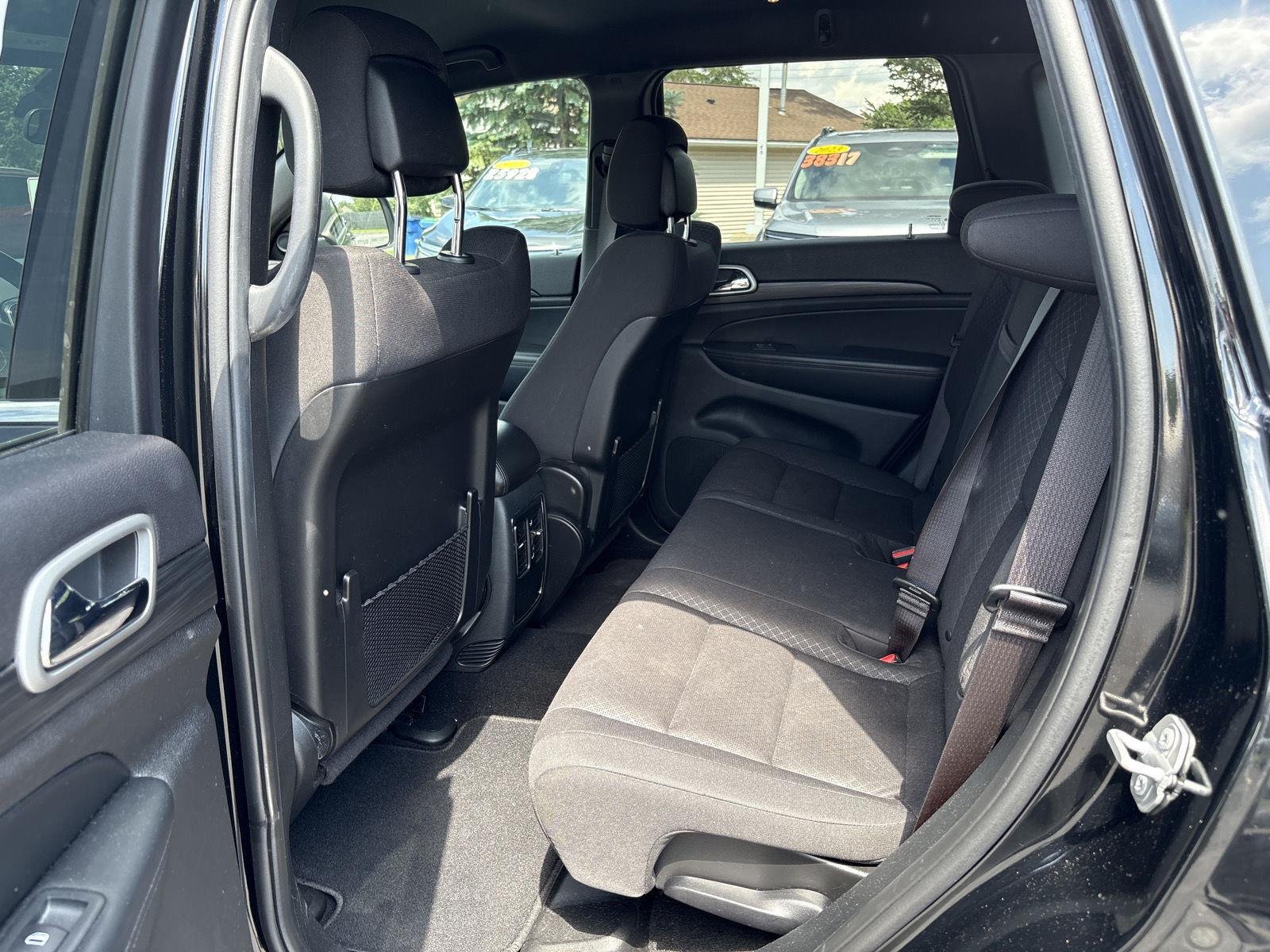 Used 2020 Diamond Black Crystal Pearl Jeep Laredo image 15