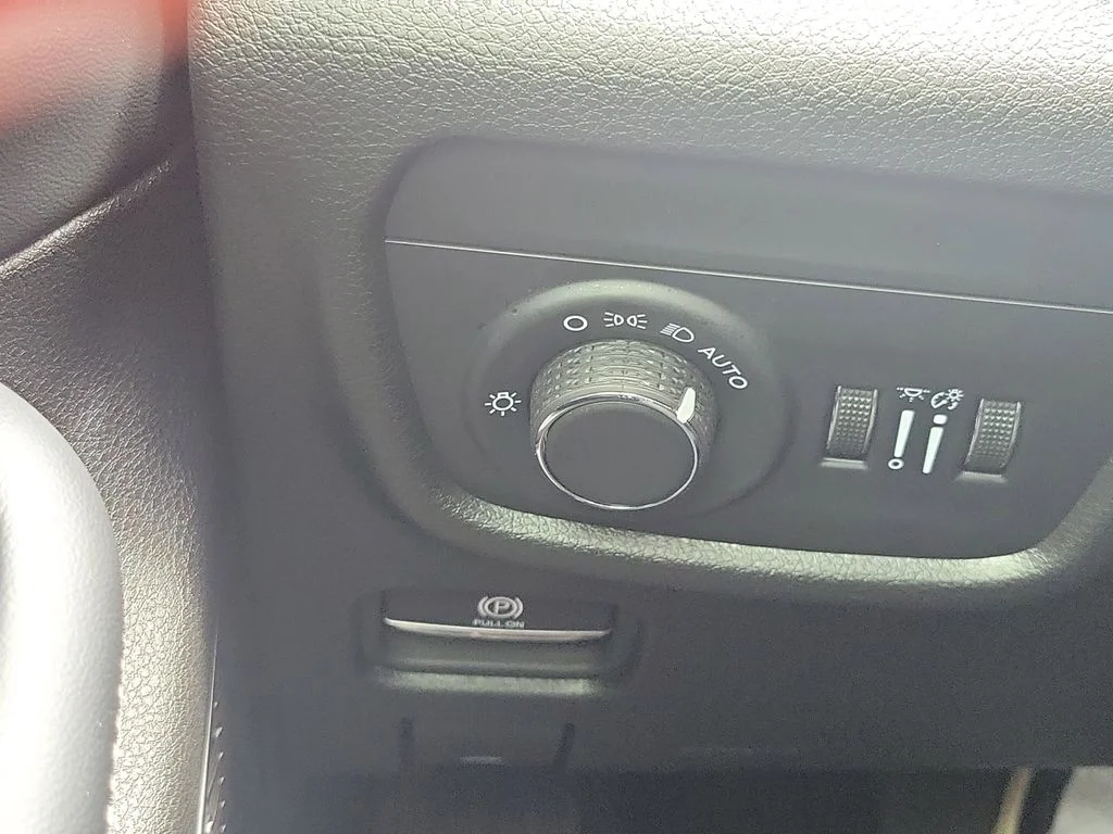Used 2025 White Jeep Laredo image 27