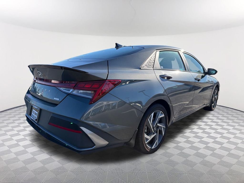 Used 2025 Gray Hyundai SEL Sport image 5