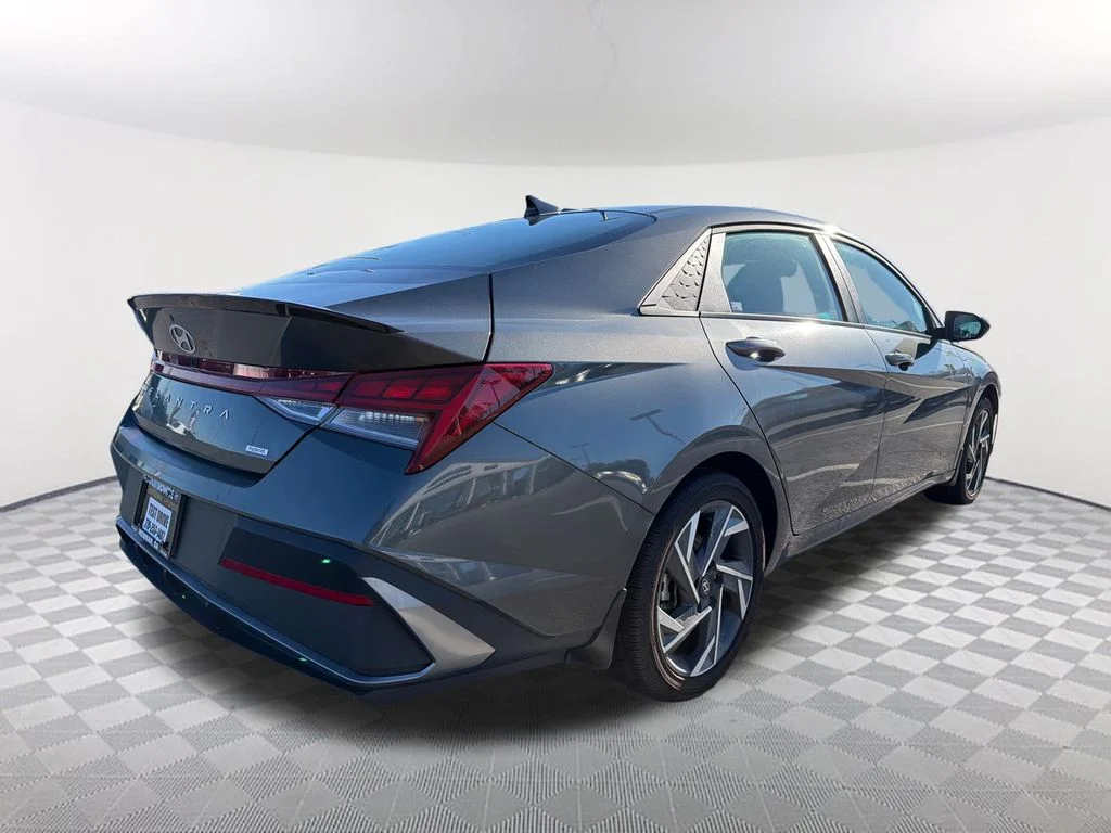Used 2025 Gray Hyundai SEL Sport image 5