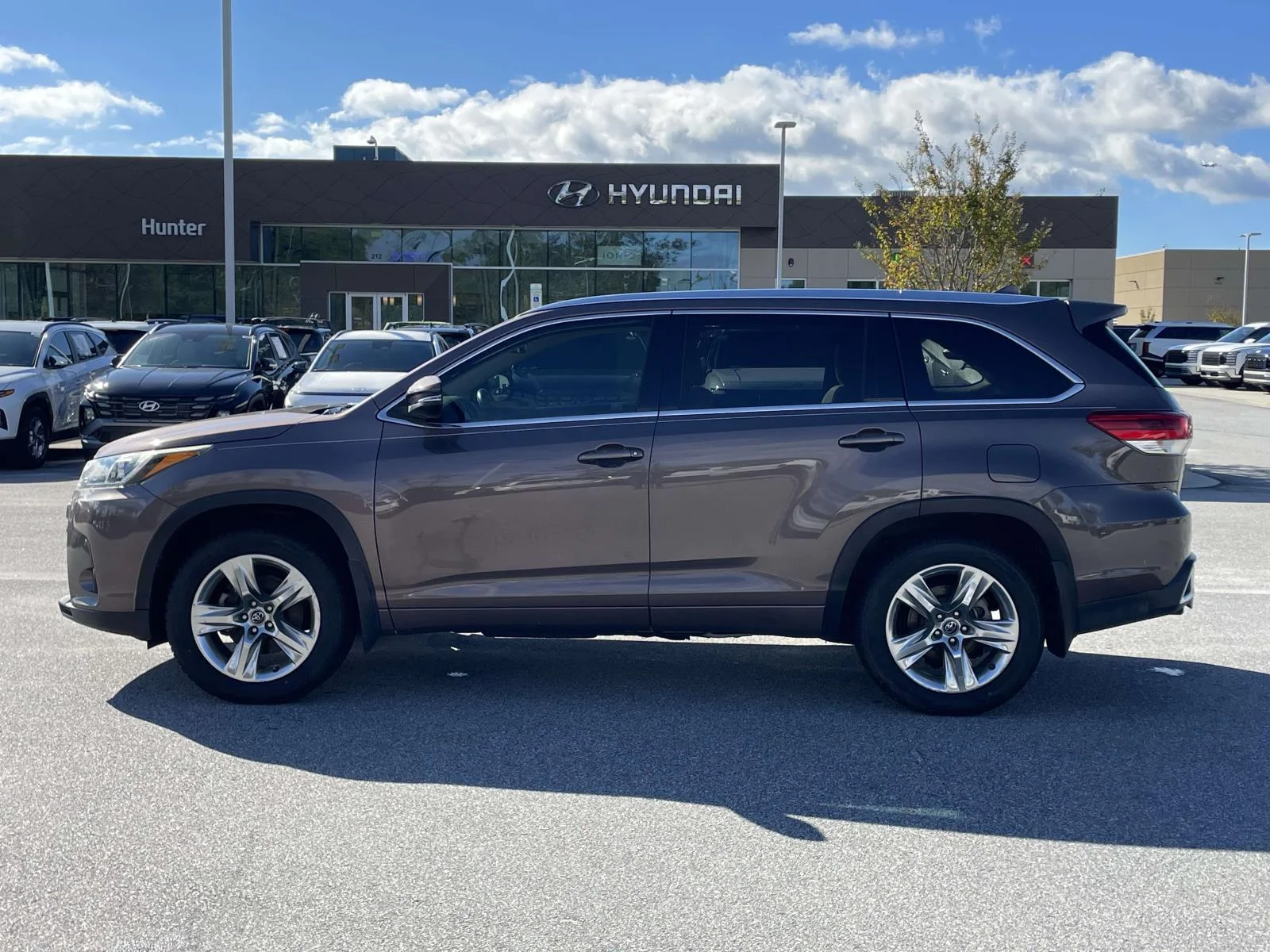 Used 2018 Toasted Walnut Pearl Toyota Limited image 25