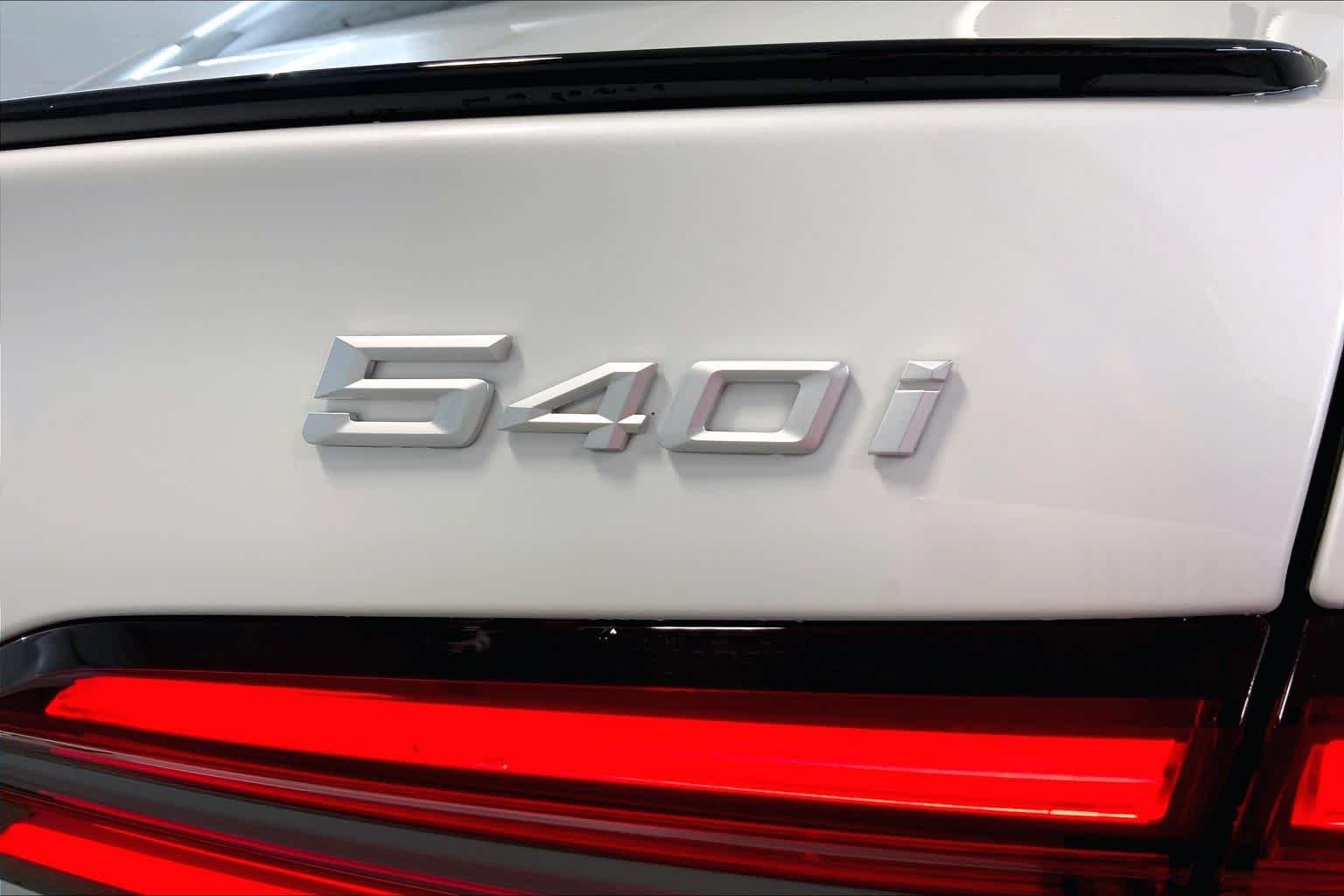 New 2027 Mineral White Metallic BMW 540i xDrive image 15