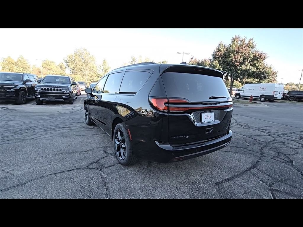 New 2026 Diamond Black Crystal Pearl-Coat Exterior Paint Chrysler Limited image 7