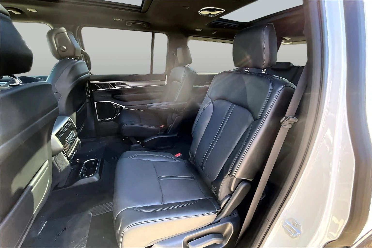 New 2026 Bright White Clear-Coat Exterior Paint Jeep Limited Altitude image 22