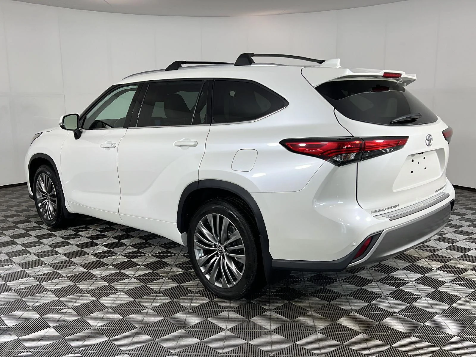 Used 2021 Blizzard Pearl Toyota Platinum image 9