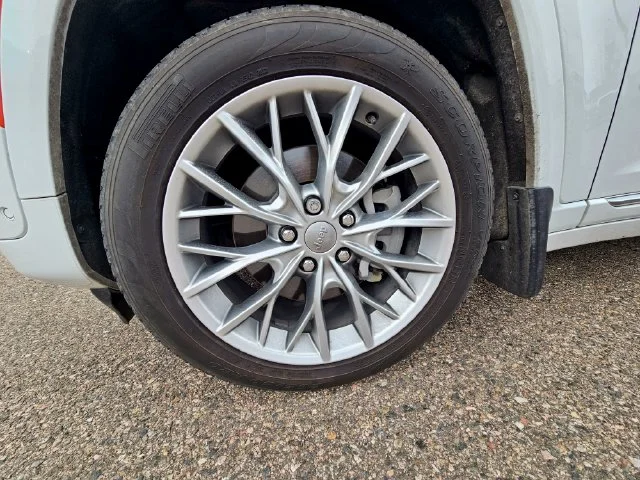 Used 2023  Jeep Summit image 22