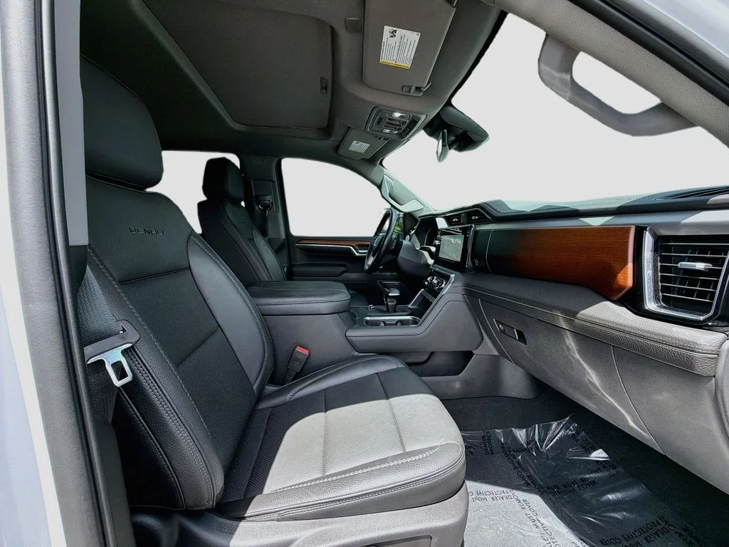 Used 2023 White GMC Denali image 32