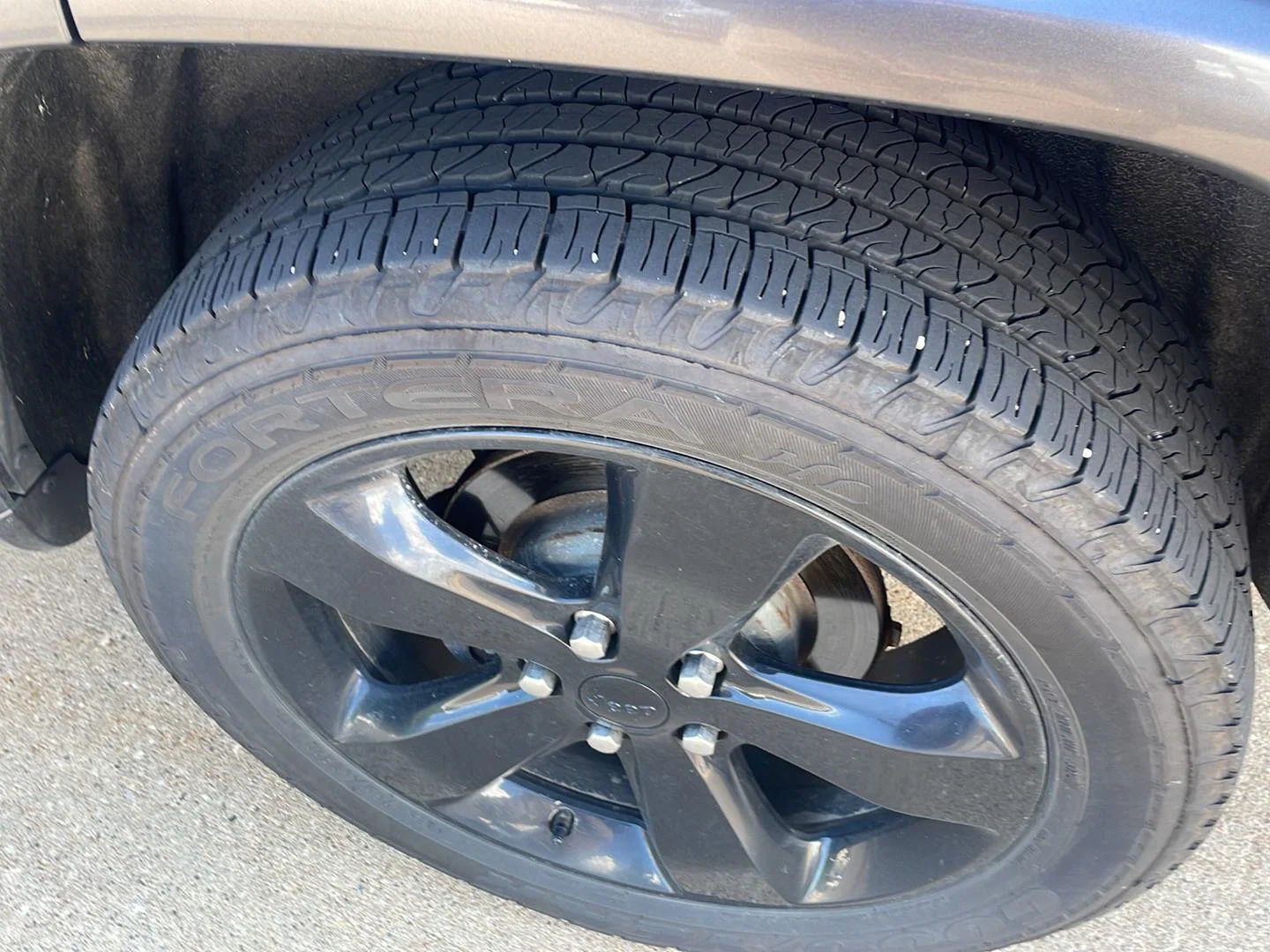 Used 2015 Gray Jeep Altitude image 22