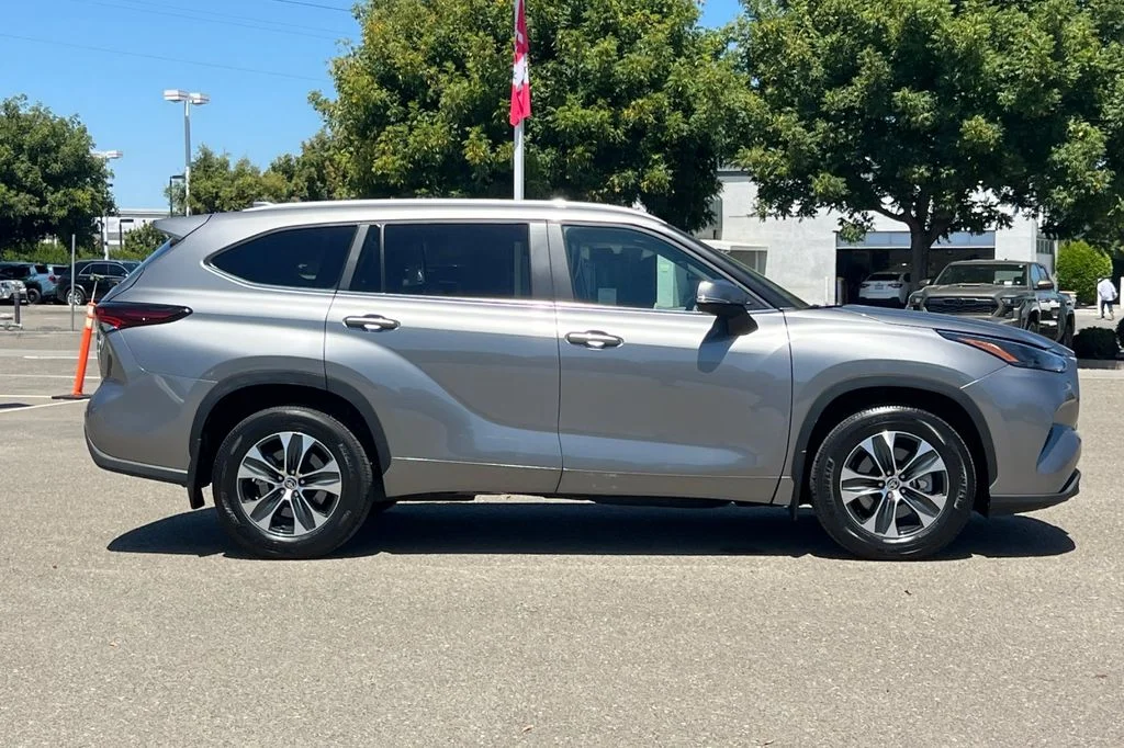 Used 2025  Toyota XLE image 4