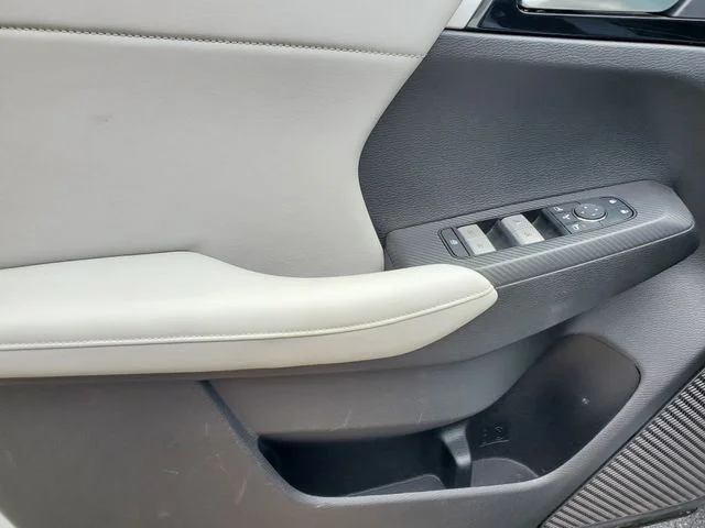 Used 2025  Mitsubishi SE image 9