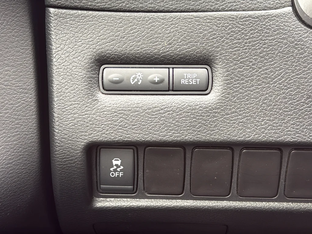 Used 2015 Orange Nissan S image 23