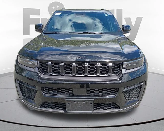 New 2026 Diamond Black Crystal Pearl-Coat Exterior Paint Jeep Laredo Altitude image 2