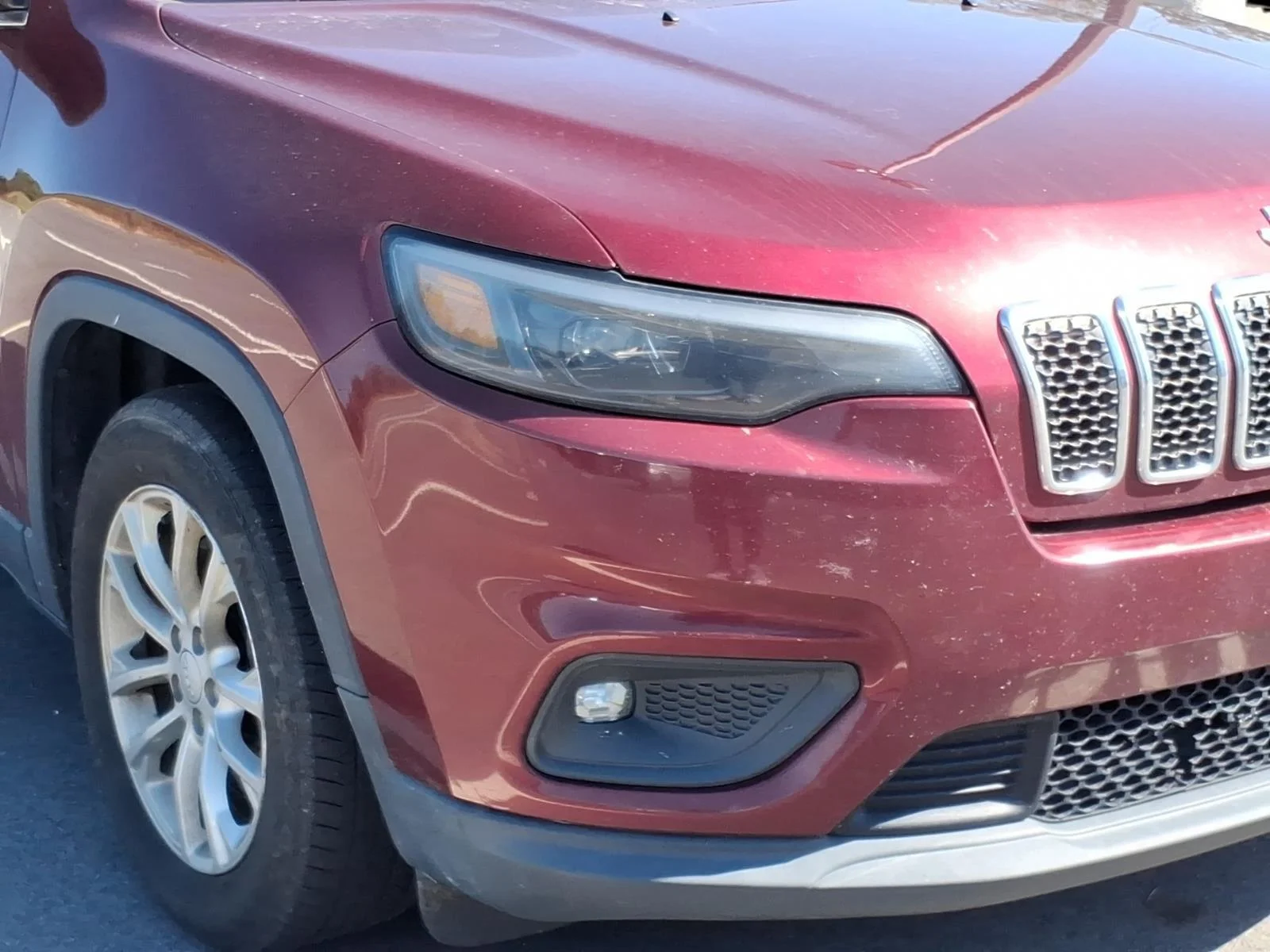 Used 2019 Velvet Red Pearlcoat Jeep Latitude image 6
