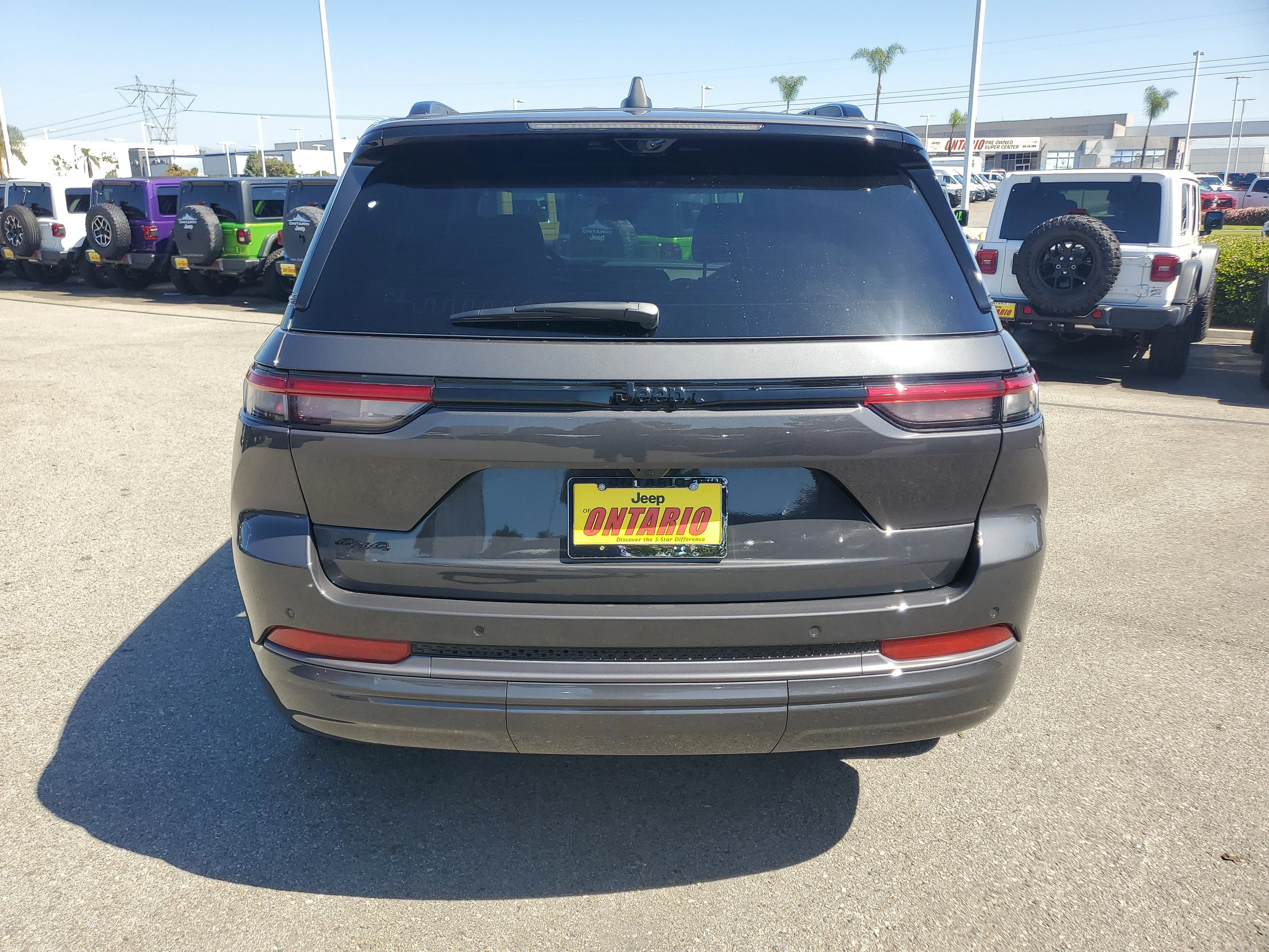 New 2026 Baltic Gray Metallic Clear-Coat Exterior Paint Jeep Limited Reserve image 4