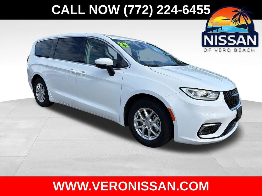 2023 Chrysler Pacifica Touring L's photo