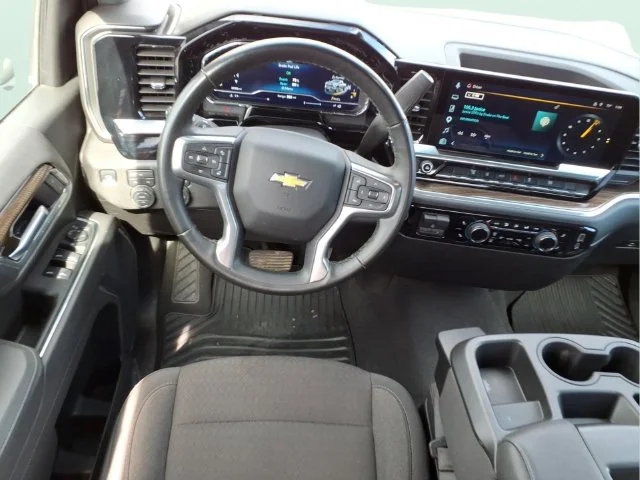 Used 2025 White Chevrolet LT image 17