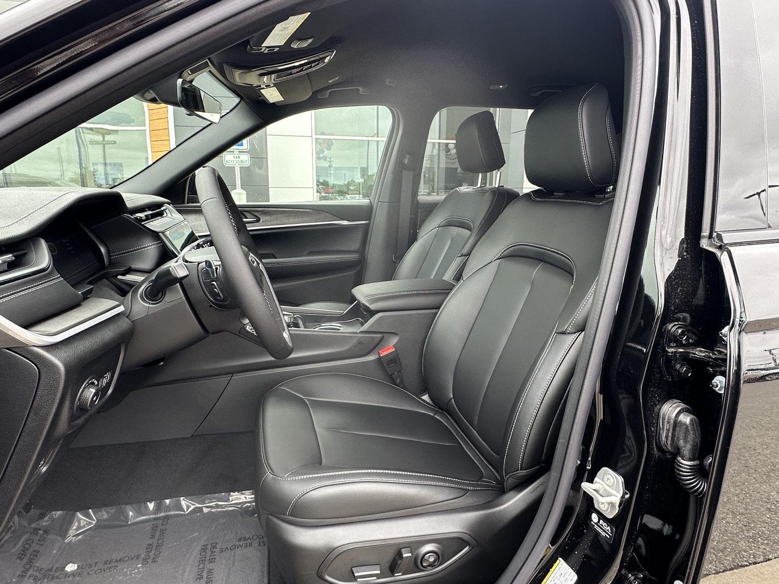 New 2026 Diamond Black Crystal Pearl-Coat Exterior Paint Jeep Limited image 11