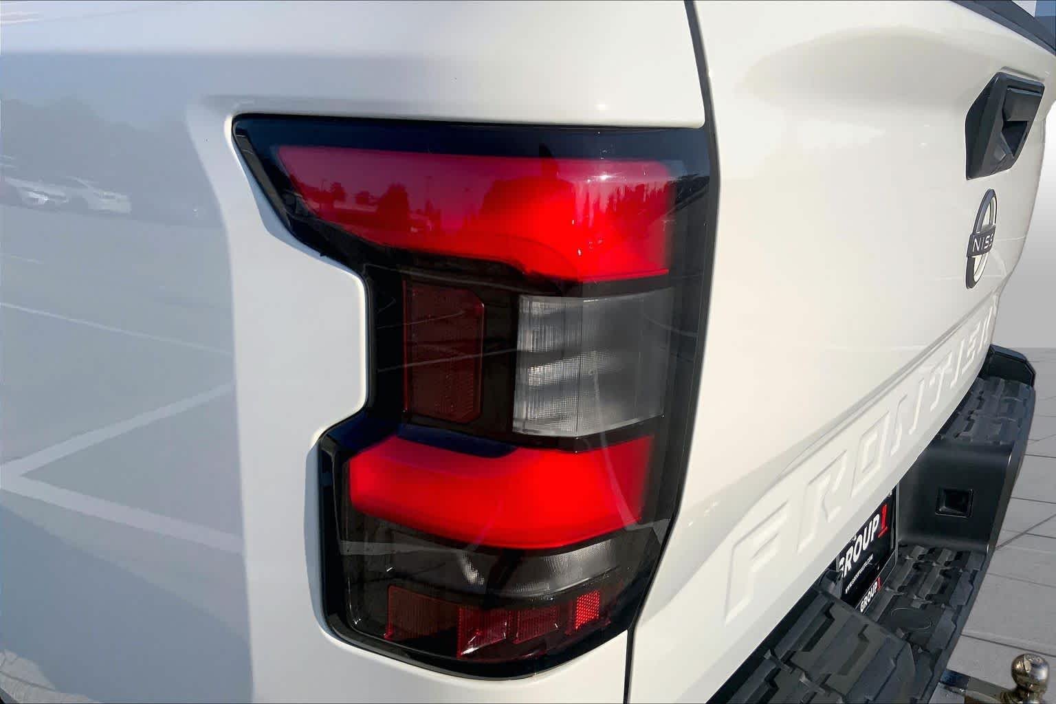 Used 2022 Glacier White Nissan S image 25