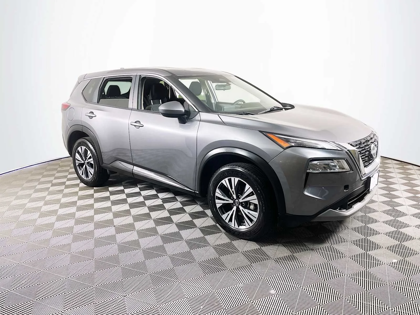 Used 2023 Gun Metallic Nissan SV image 3