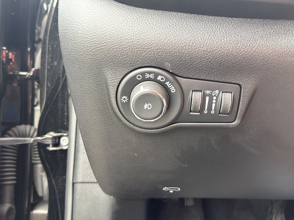 Used 2025 Black Jeep Latitude image 18