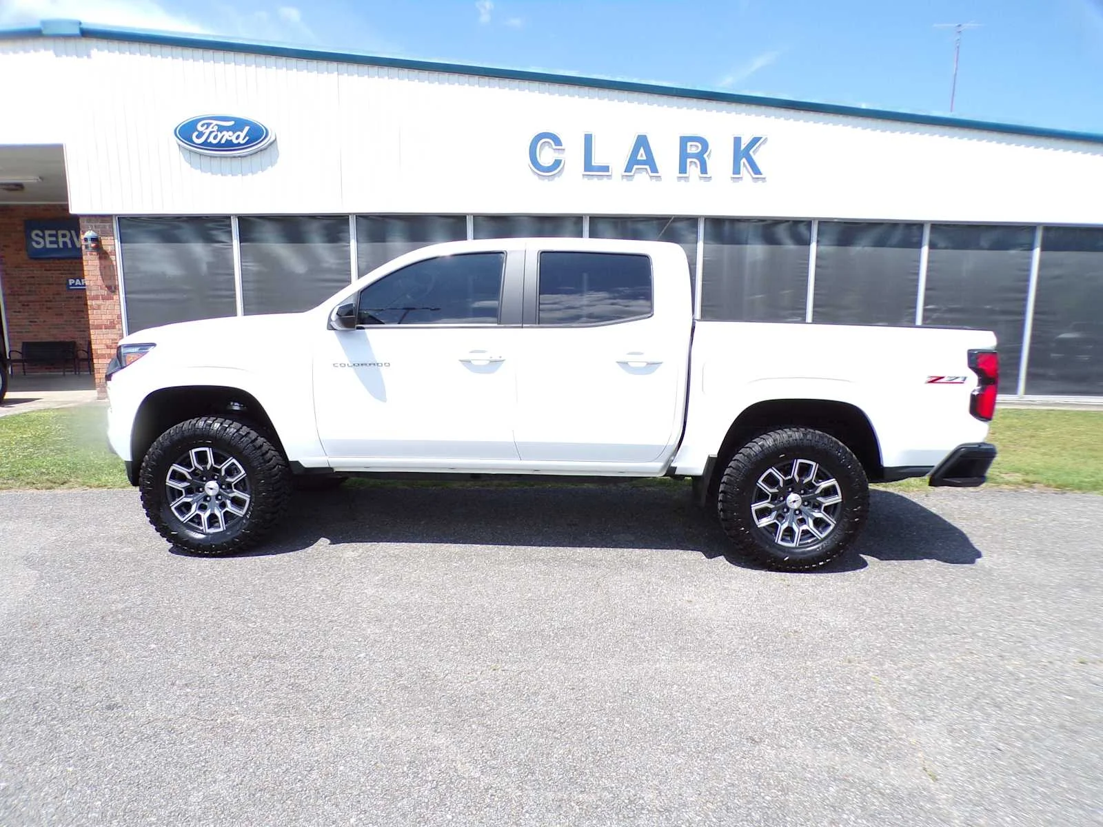 Used 2024 Summit White Chevrolet 4WD Z71 image 9