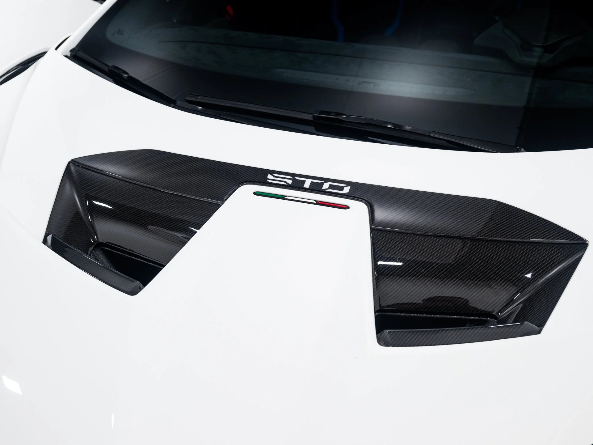 Used 2021 Bianco Asopo Metallic Lamborghini  image 16